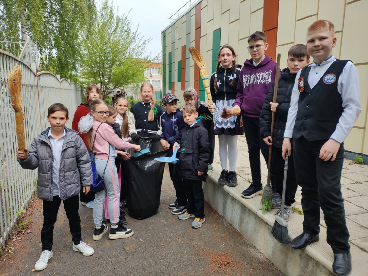 В преддверии Праздника Весны и Труда в нашей школе прошёл субботник по благоустройству пришкольной территории..